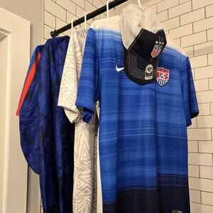 Nike USMNT Men's Package: 1 Full-Zip Jacket sm + 2 USMNT jerseys sm + 1 hat